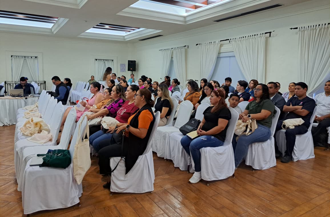 Personas sentadas en un cuarto en un Congreso de Enfermería