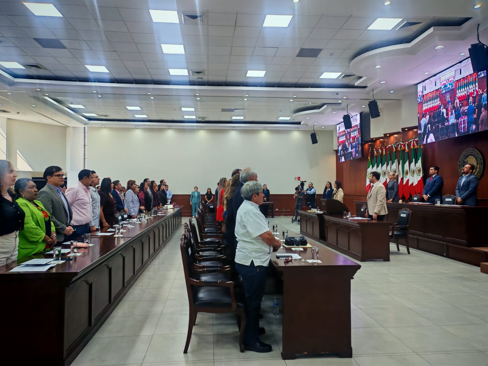 Congreso de Sinaloa guarda minuto de silencio por Carlos Manzo y víctimas de incendio en Waldo's