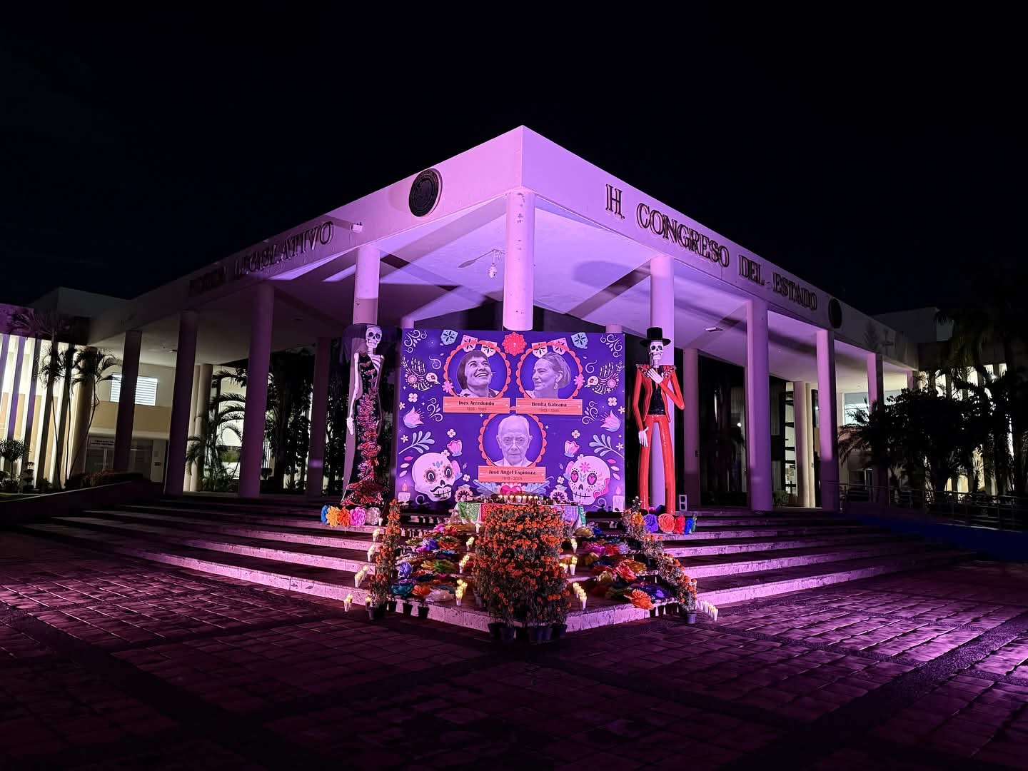Diputados de Sinaloa honran a Inés Arredondo, Benita Galeana y José Espinoza en altar de Día de Muertos