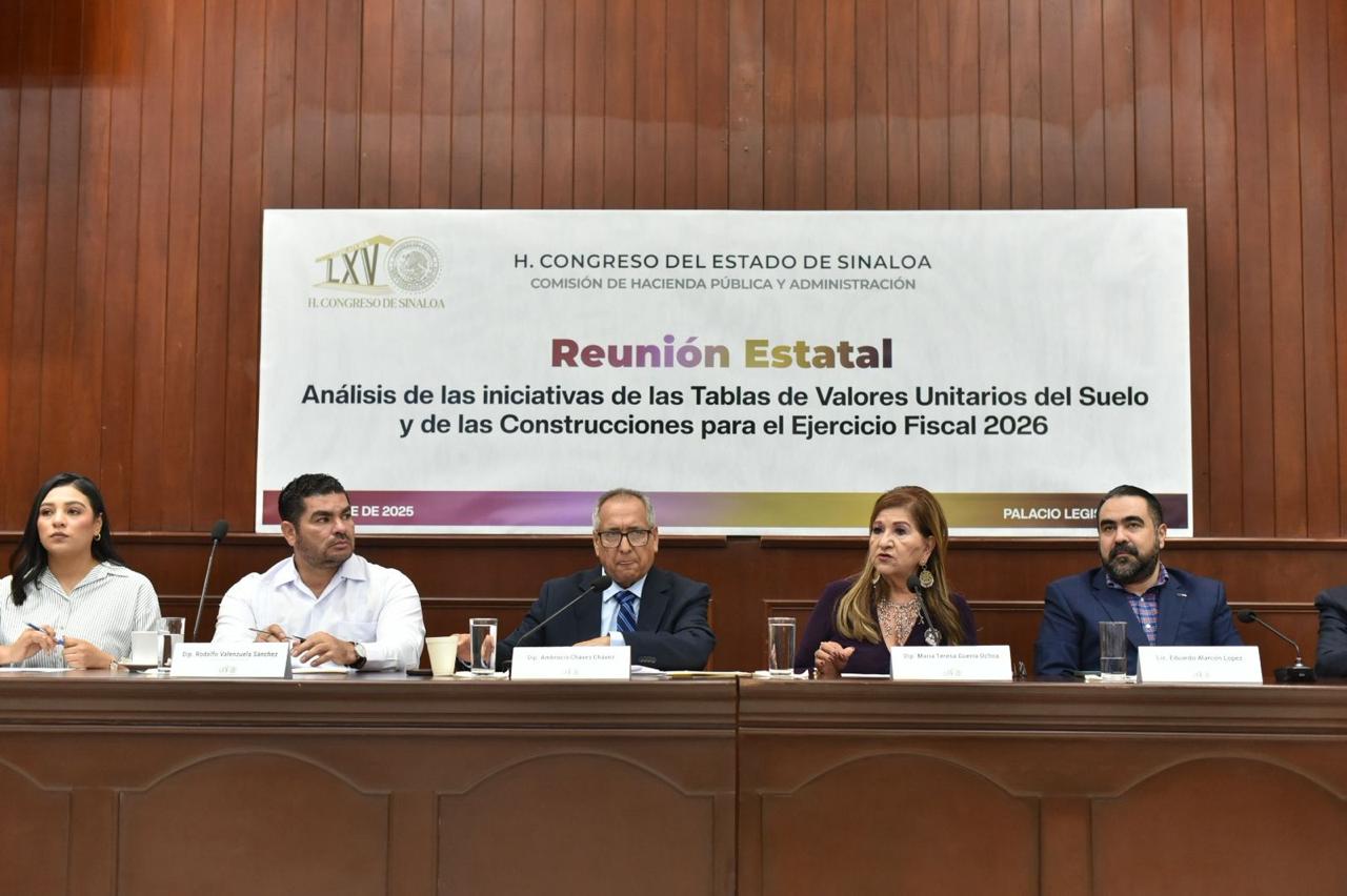 Diputados de Sinaloa en audiencia dentro del Congreso del estado