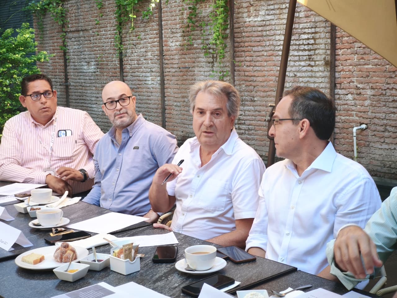Alberto Coppel Luken, presidente de GC1 Holdings, el titular del Consejo Estatal de Seguridad Pública, Miguel Calderón Quevedo, y el director de Construyendo Espacios para la Paz, Isidro Cavazos.