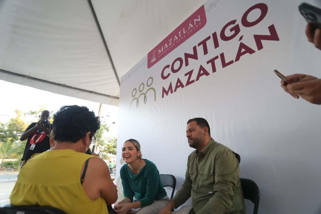Alcaldesa de Mazatlán Estrella Palacios Domínguez junto a comité del programa Contigo Mazatlán atendiendo a una ciudadana