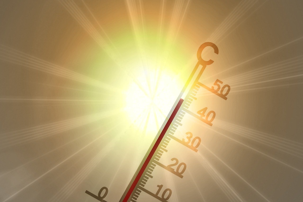 Sol brillando con fuerza mientras que el termómetro se eleva por las temperaturas registradas