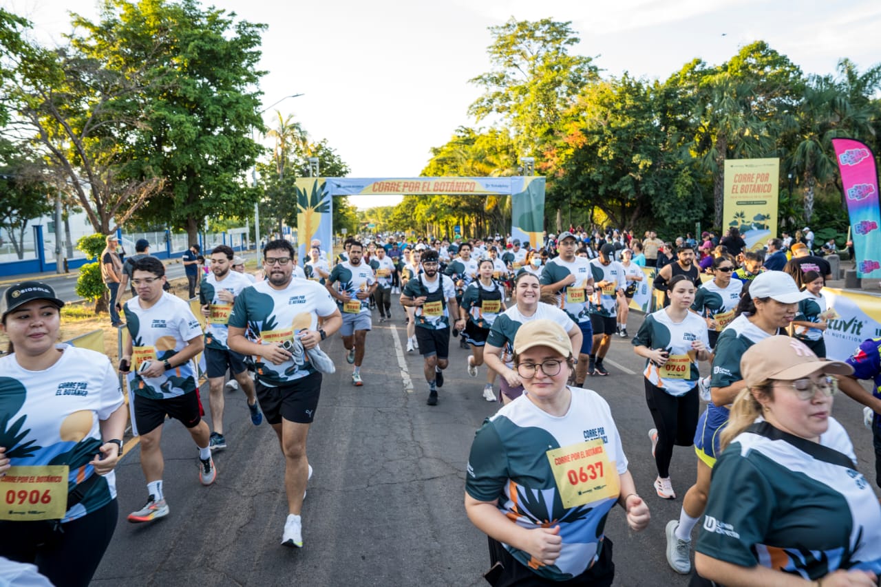 Personas corriendo por la calle emocionadas participando en la carrera corre por el botánico en Culiacán