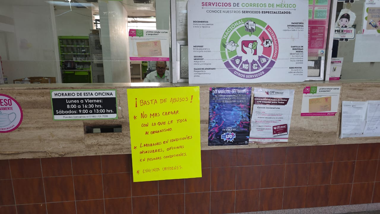 Carteles de protesta pegados en las instalaciones de Correos de México en Guamúchil.