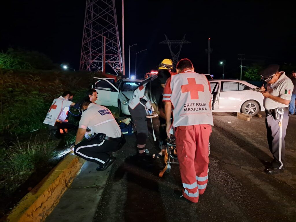 Un tránsit, un paramédico de cruz roja y un carro chocado