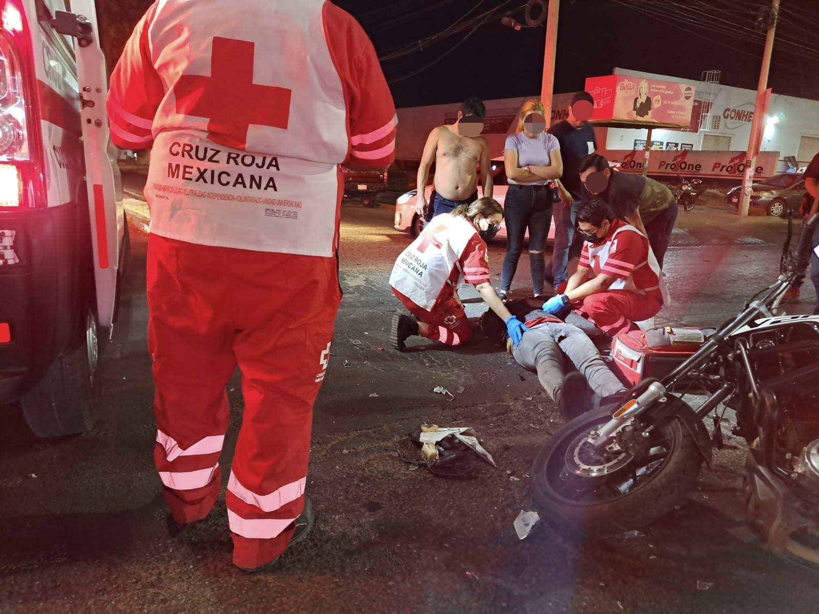 Paramédicos atendiendo un accidente en la calle