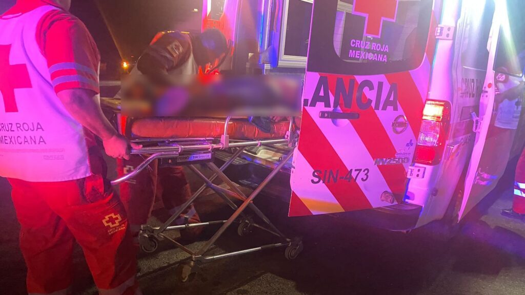 Paramédicos de Cruz Roja Mexicana suben a lesionado a ambulancia
