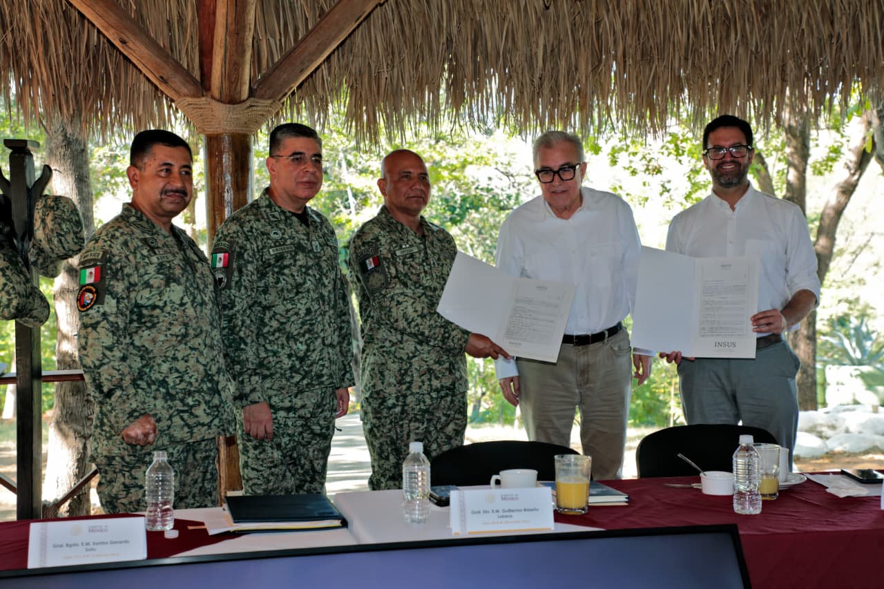 Rubén Rocha Moya junto con autoridades de la Defensa de México, en entrega de documento que avala la propiedad del Cuartel Militar en Badiraguato