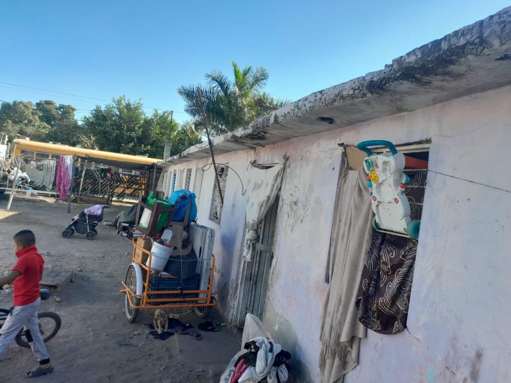 Condiciones de las cuarterías de Juan José Ríos, se ve a un niño saliendo con una bicicleta de la casa.