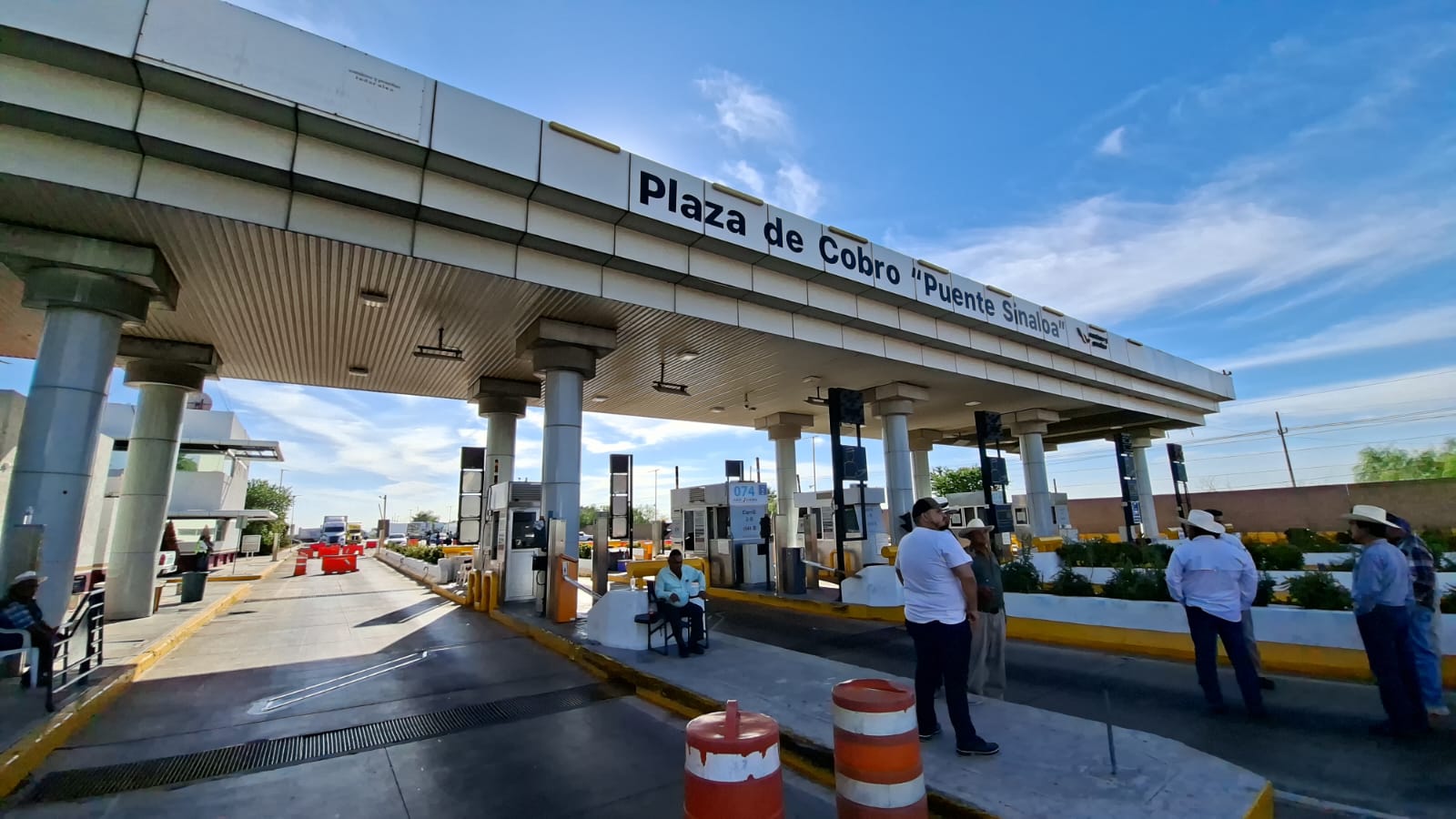 Caseta de Cuatro Caminos y personas paradas ahí