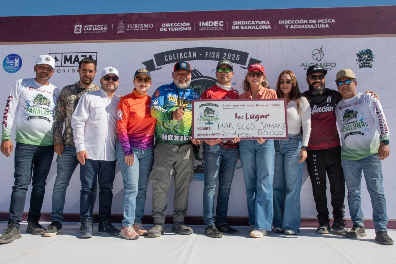 , el director de Pesca y Acuacultura, Guadalupe Ríos Hernández y autoridades del evento entregando un cheque ganador al equipo que terminó en primer lugar