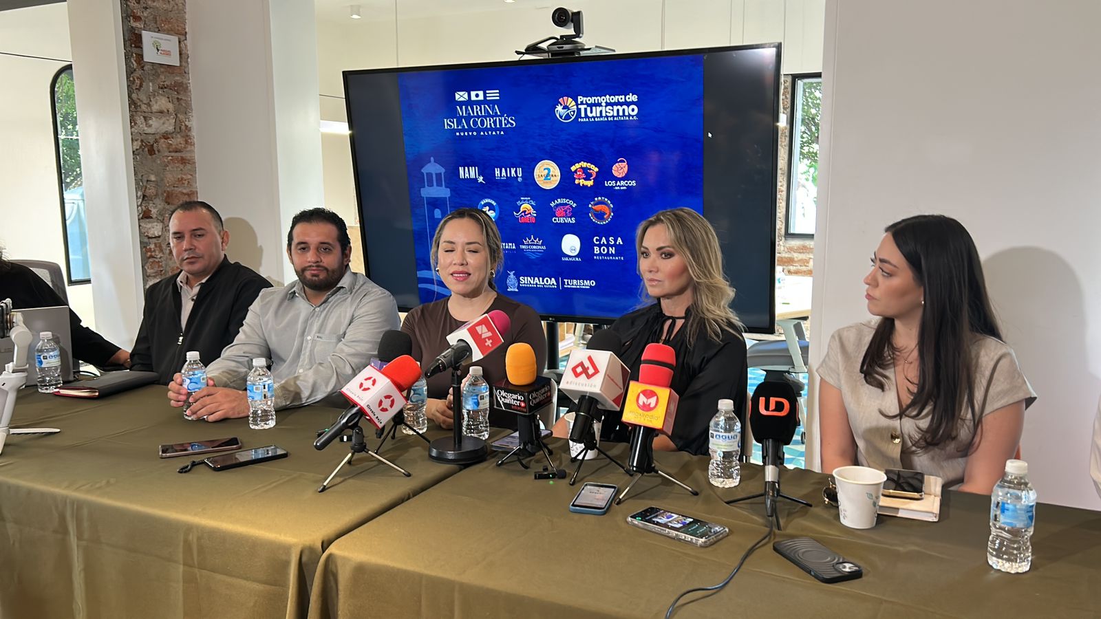 Personas en una rueda de prensa