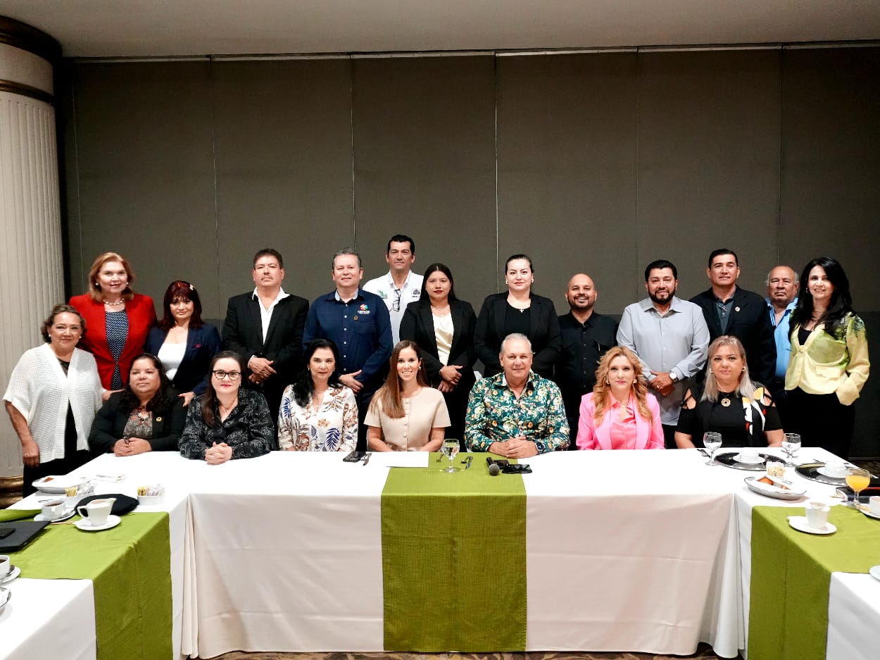 Personas en reunión con la Secretaría de Turismo