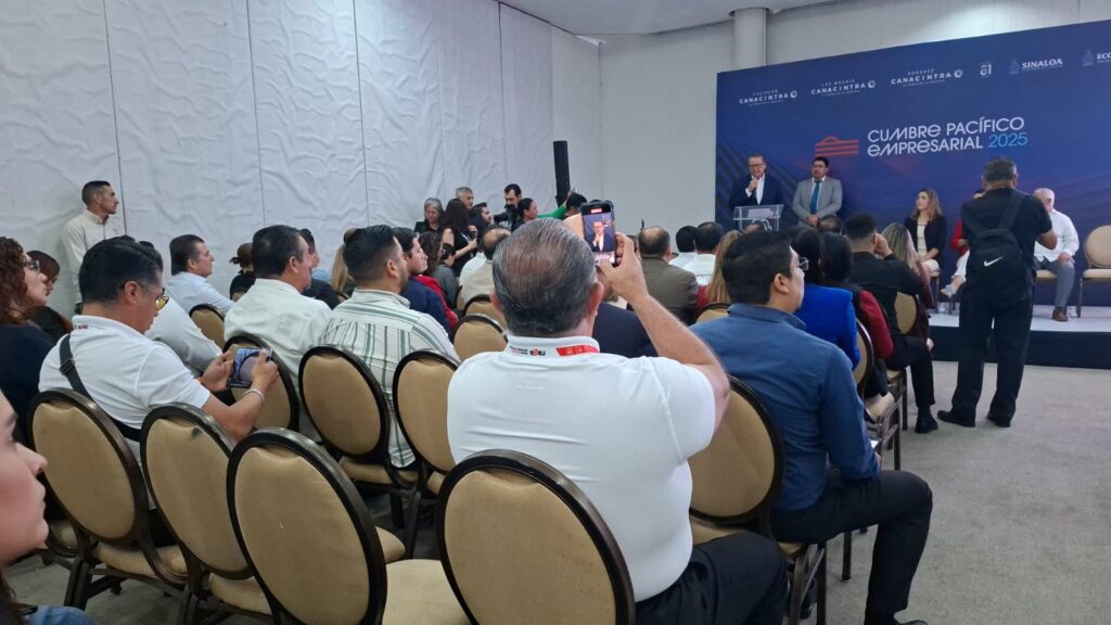 personas sentadas en un evento