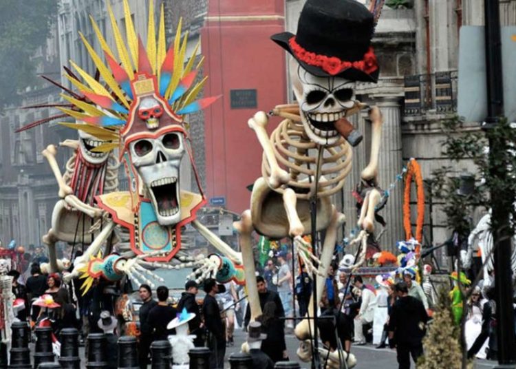 Calaveras gigantes en el desfile de día de Muertos