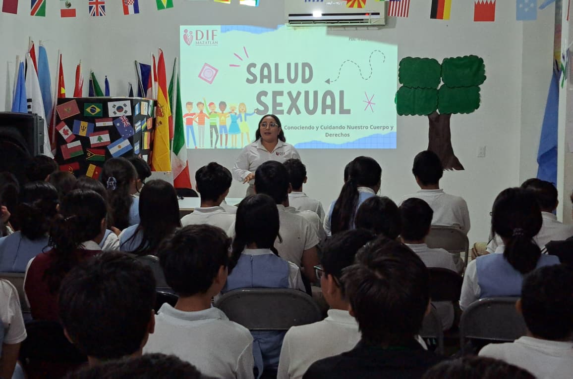 Mujer imparte clases de sexualidad a mazatlecos