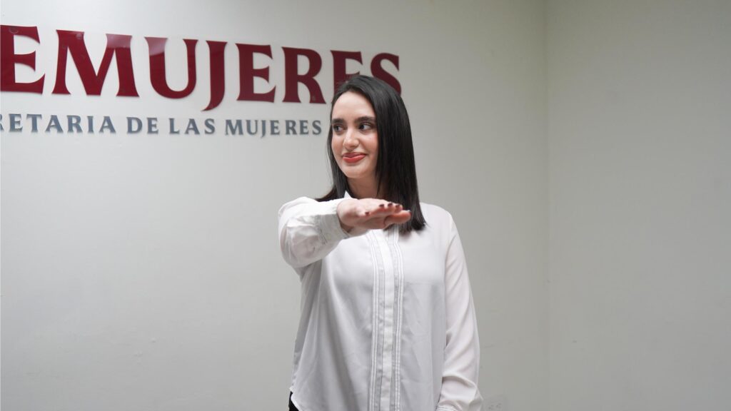 Karen Daniela Morán Valdez con el brazo levantado