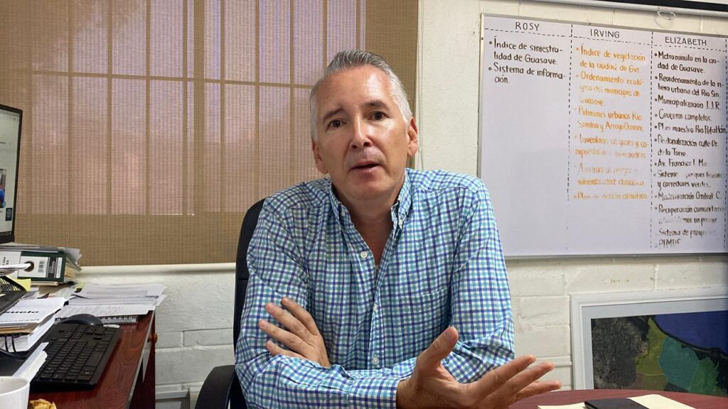 David Ignacio Rojas Escárrega en su escritorio respondiendo una entrevista