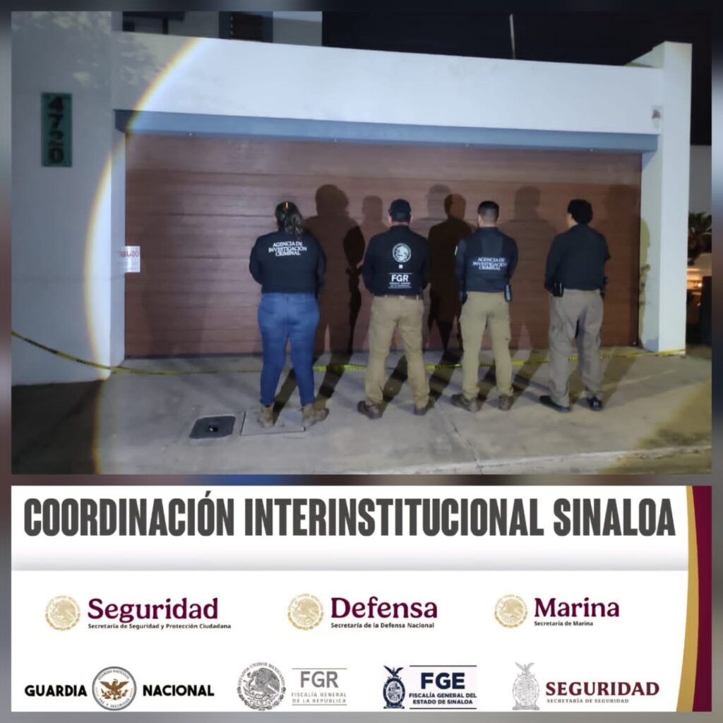 Personas de espaldas en cateo de casa en Culiacán 