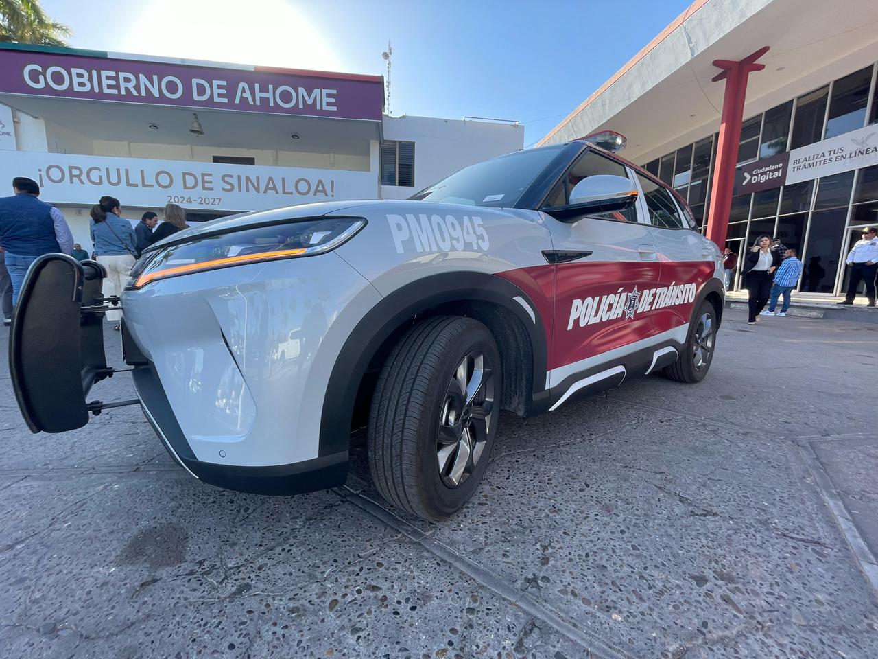 Patrulla de Los Mochis y detrás el Palacio Municipal