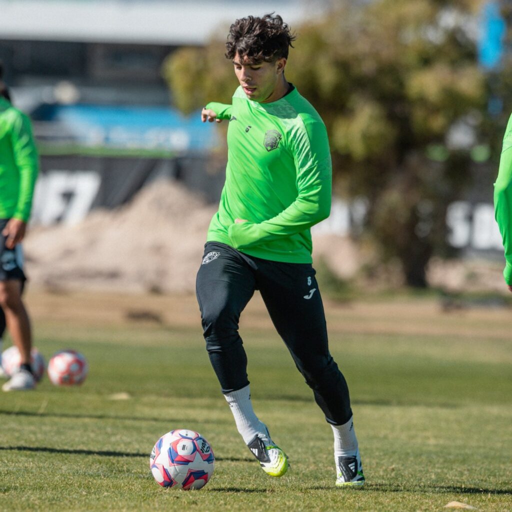 Denzell García en práctica de futbol