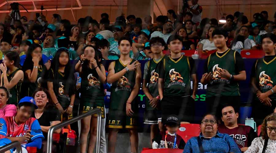 Deportistas en estadio Teodoro Mariscal, en Mazatlán