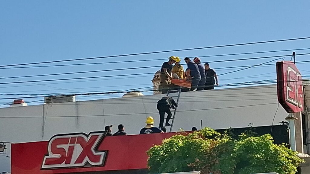 Grupo de personas arriba de un expendio de cerveza
