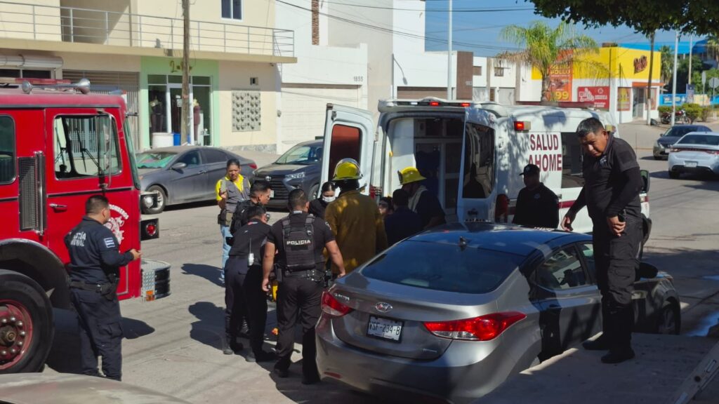 Grupo de personas auxiliando a un lesionado y subiéndolo a una ambulancia