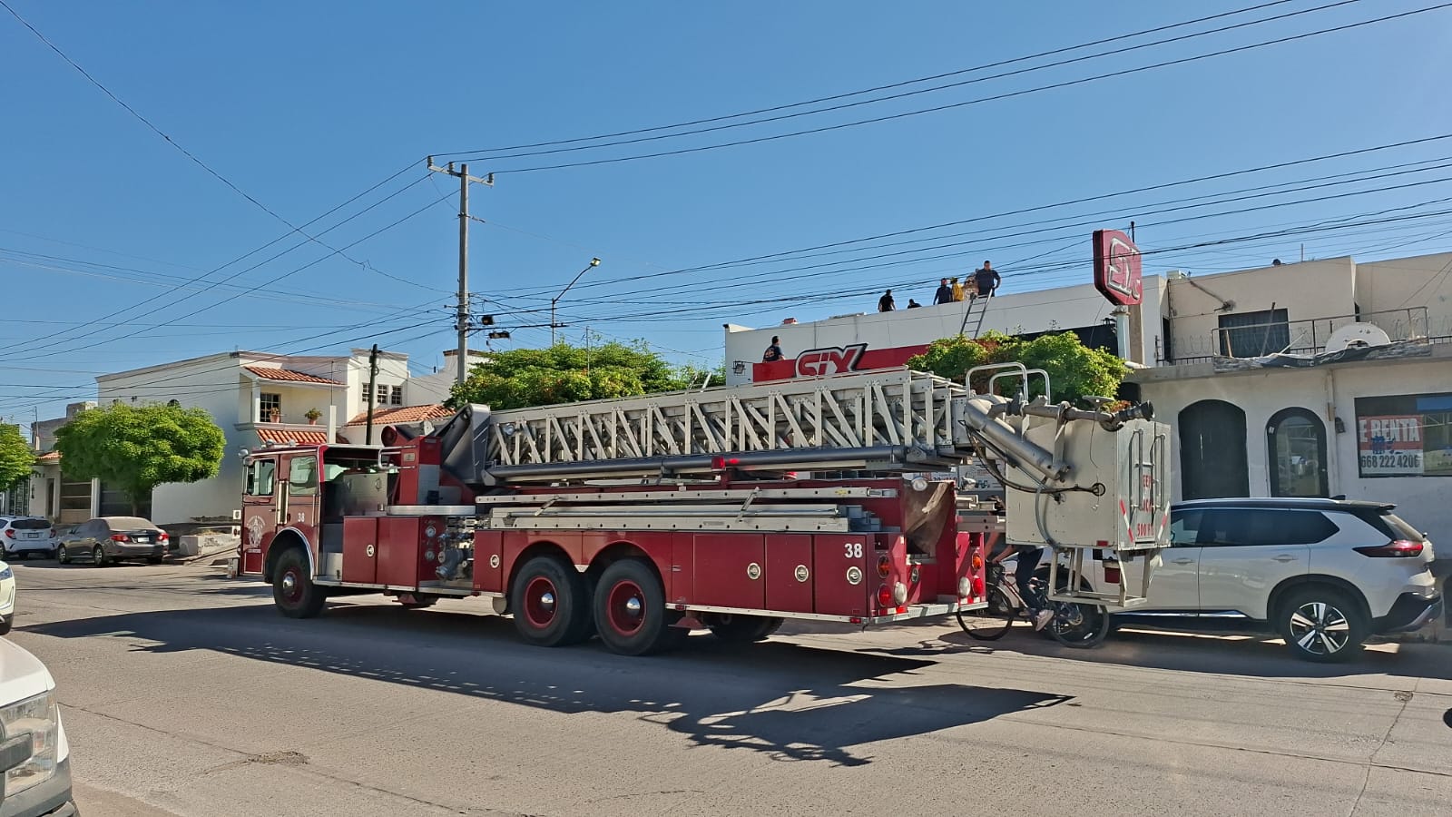 Camión de bomberos estacionado afuera de un expendio de cerveza