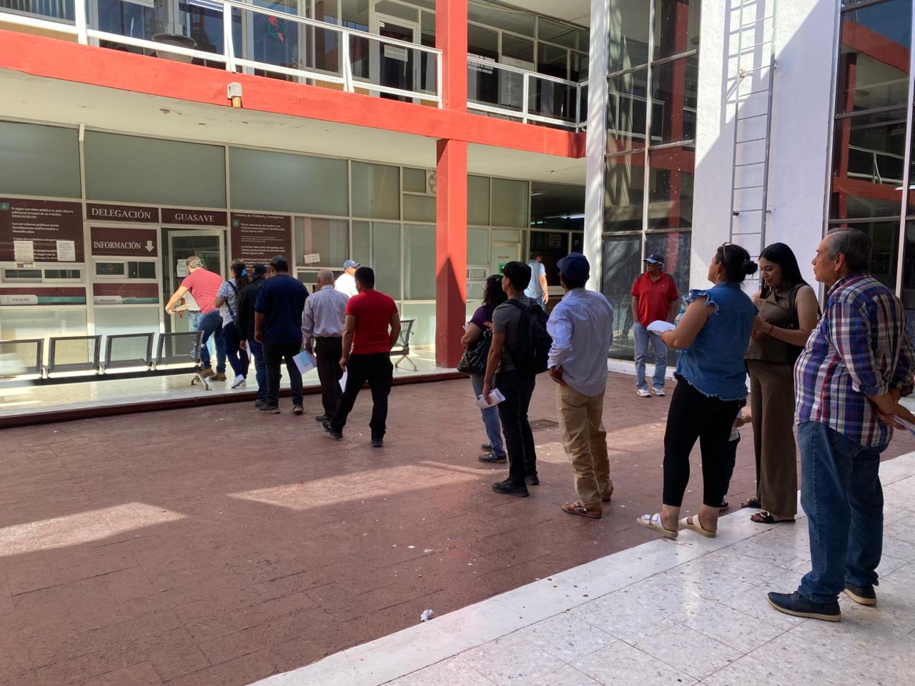 Fila en las oficinas de Servicio de Administración Tributaria del Estado de Sinaloa (Sates) en Guasave