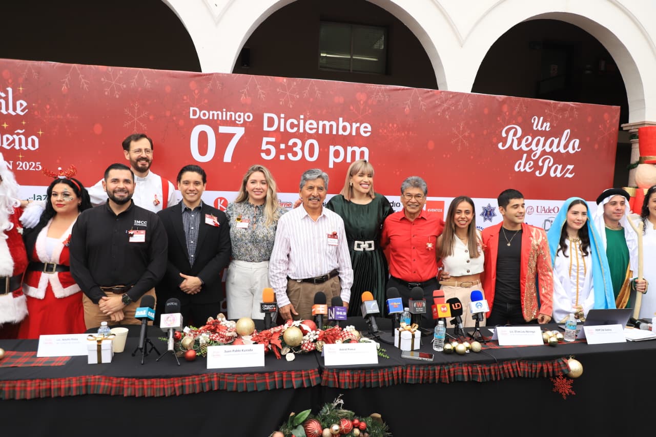 Rueda de prensa Desfile Navideño de Culiacán 2025 “Un regalo de paz” donde se ve todos los colaboradores de esta organización posando para la foto