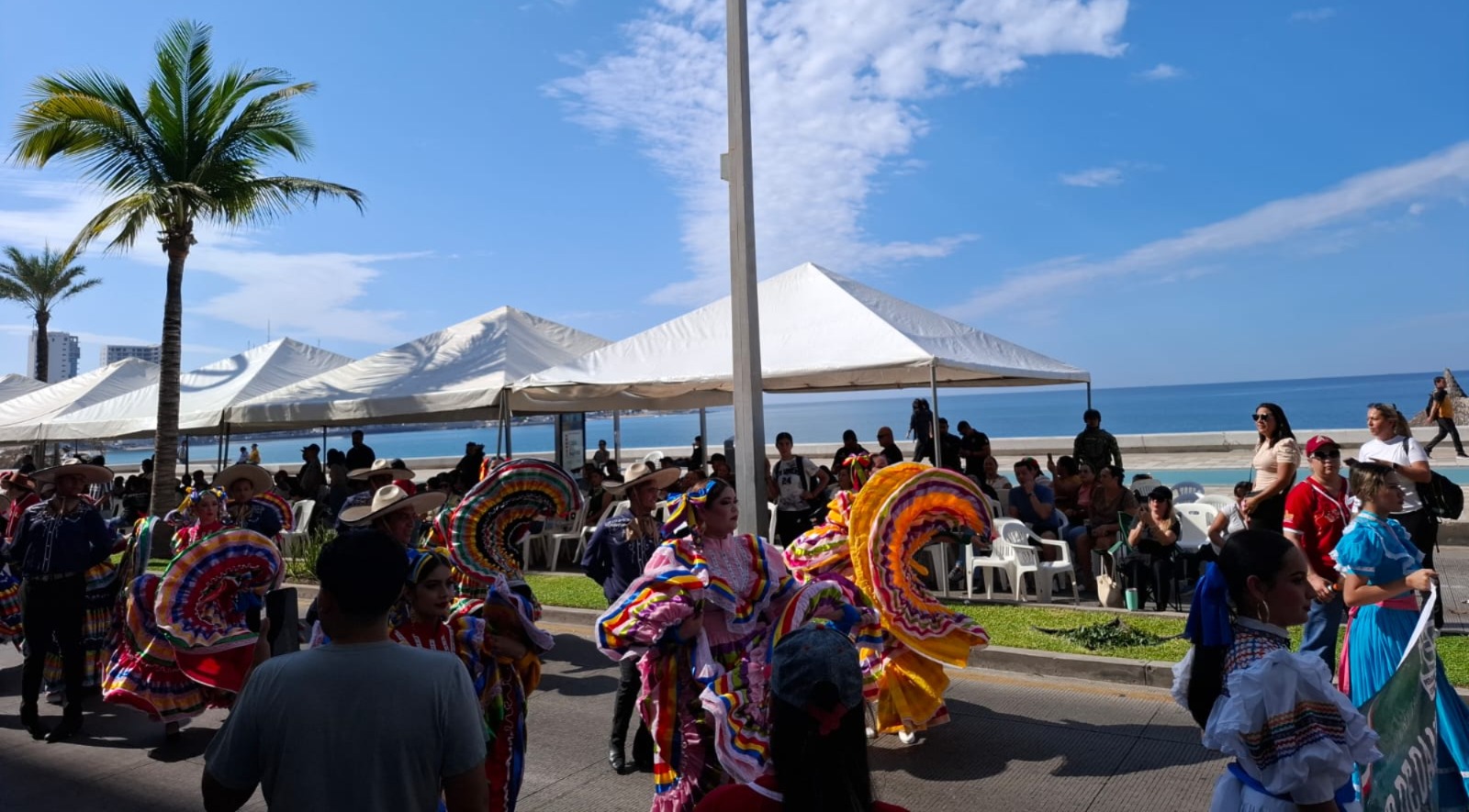Malecón de Mazatlán en desfile del 20 de noviembre