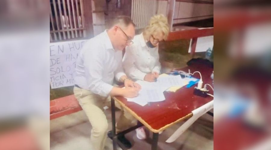 Dos personas sentadas en un escritorio