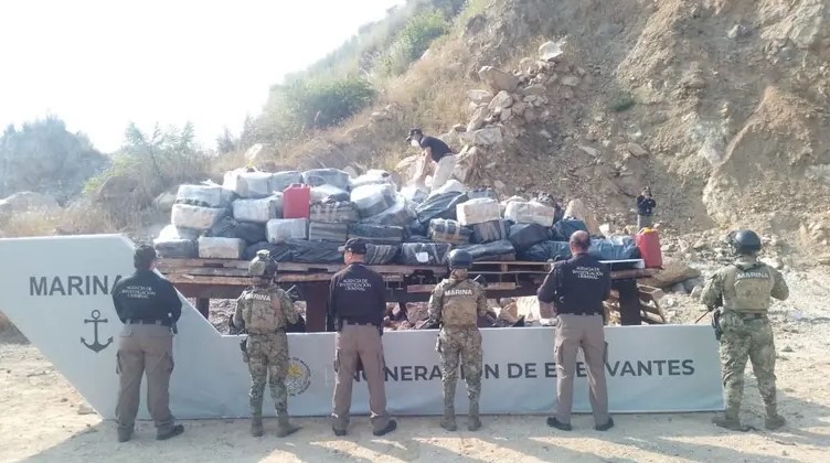 Semar incinera 4.9 toneladas de cocaína en Acapulco, Guerrero