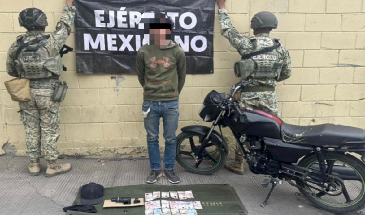 Ejército junto a un detenido y una moto