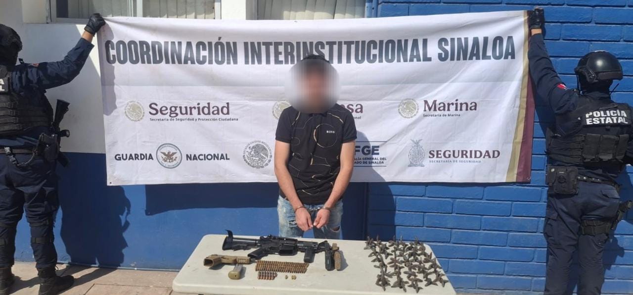 Elementos de la policía estatal aparecen junto a un civil detenido y armamento asegurado en Tres Ríos, Culiacán