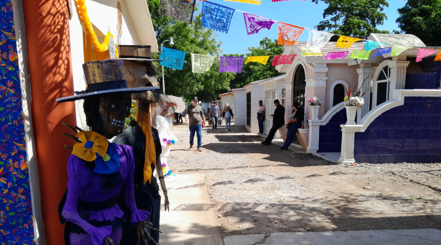 Celebración del Día de Muertos en el panteón de Guasave