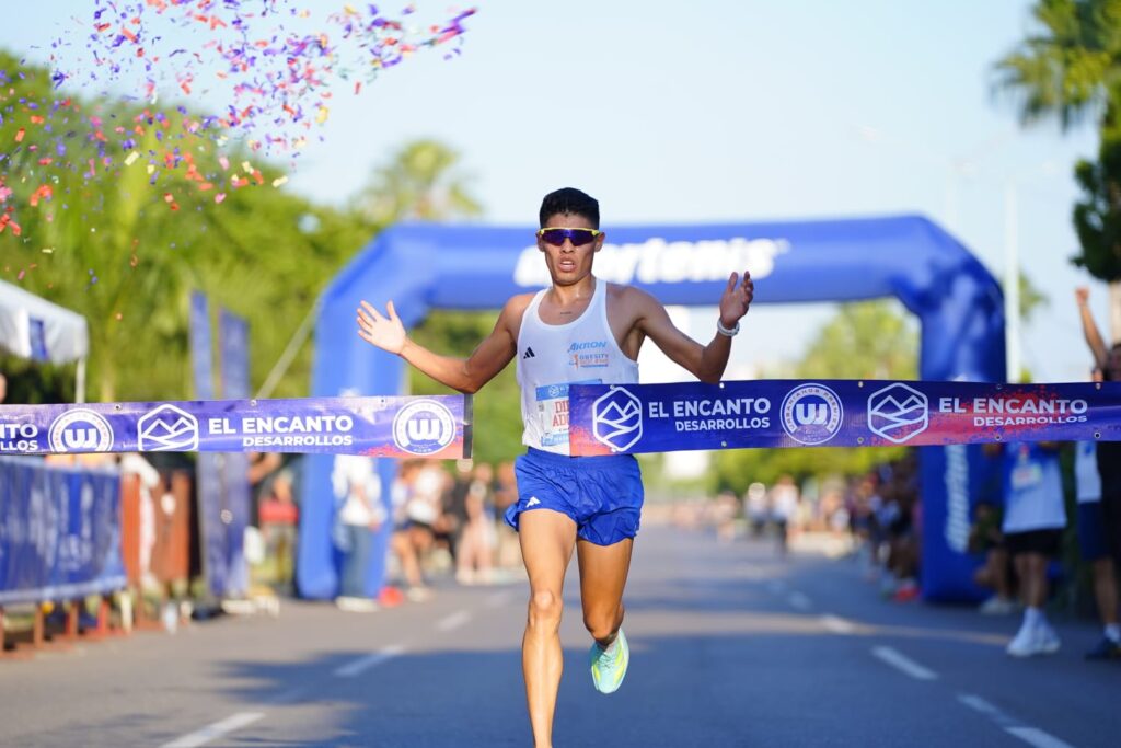 Diego bárcenas se lleva los 5k en la carrera El Encanto - Urbanianos Premier
