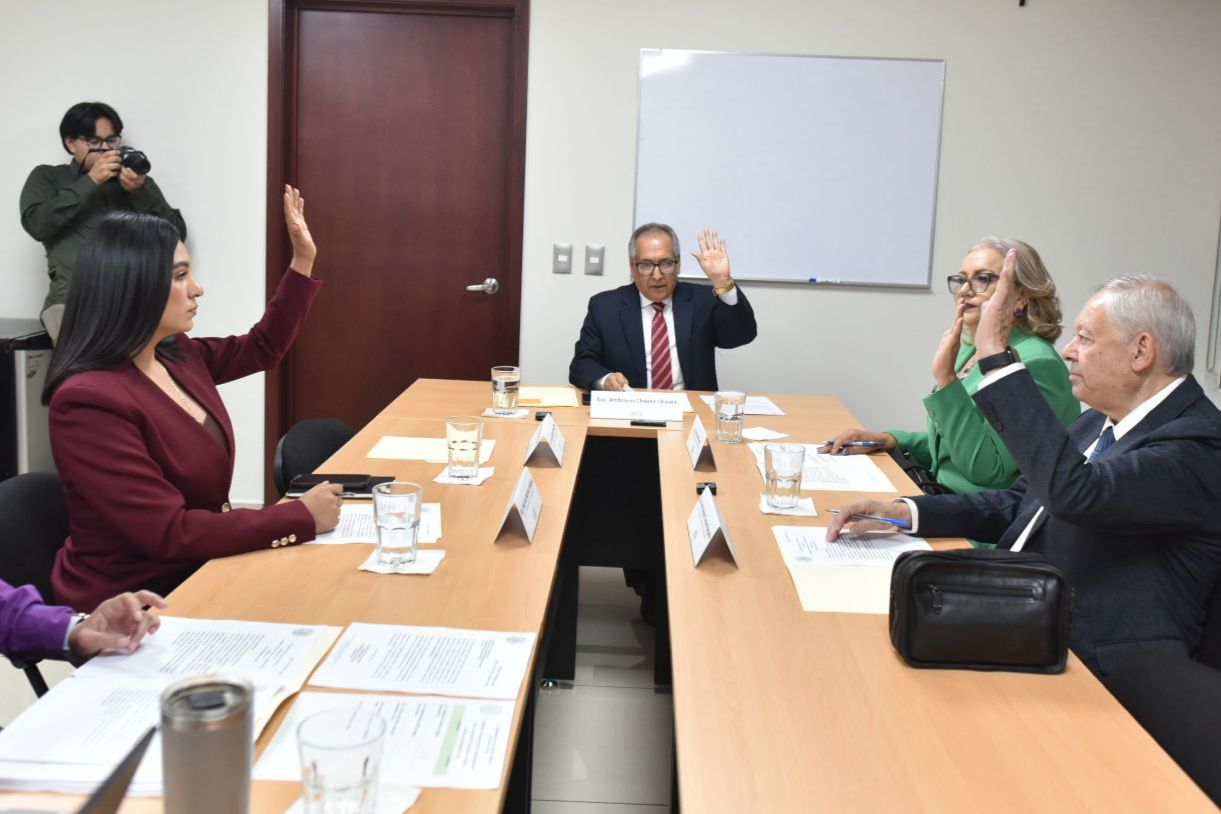 Diputados de Sinaloa en reunión con la mano levantada votando por una propuesta
