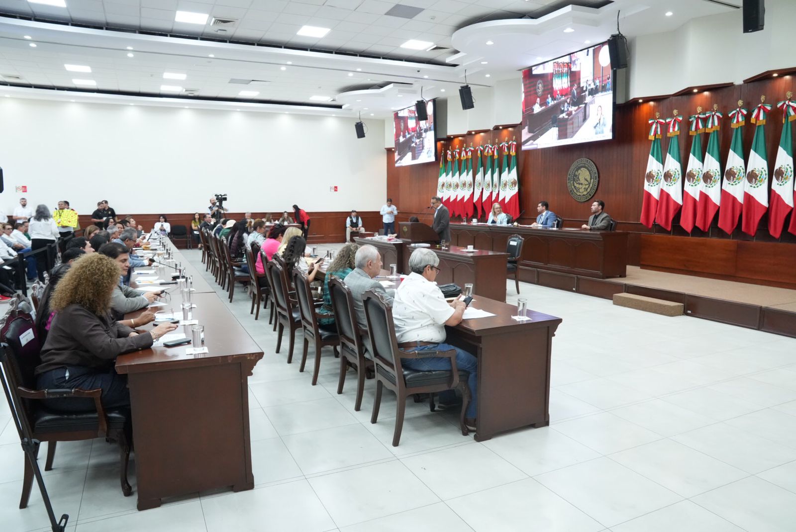 Diputados sentados de grupos parlamentarios del Partido Acción Nacional (PAN), el Partido del Trabajo (PT) y el Partido Verde Ecologista de México (PVEM).
