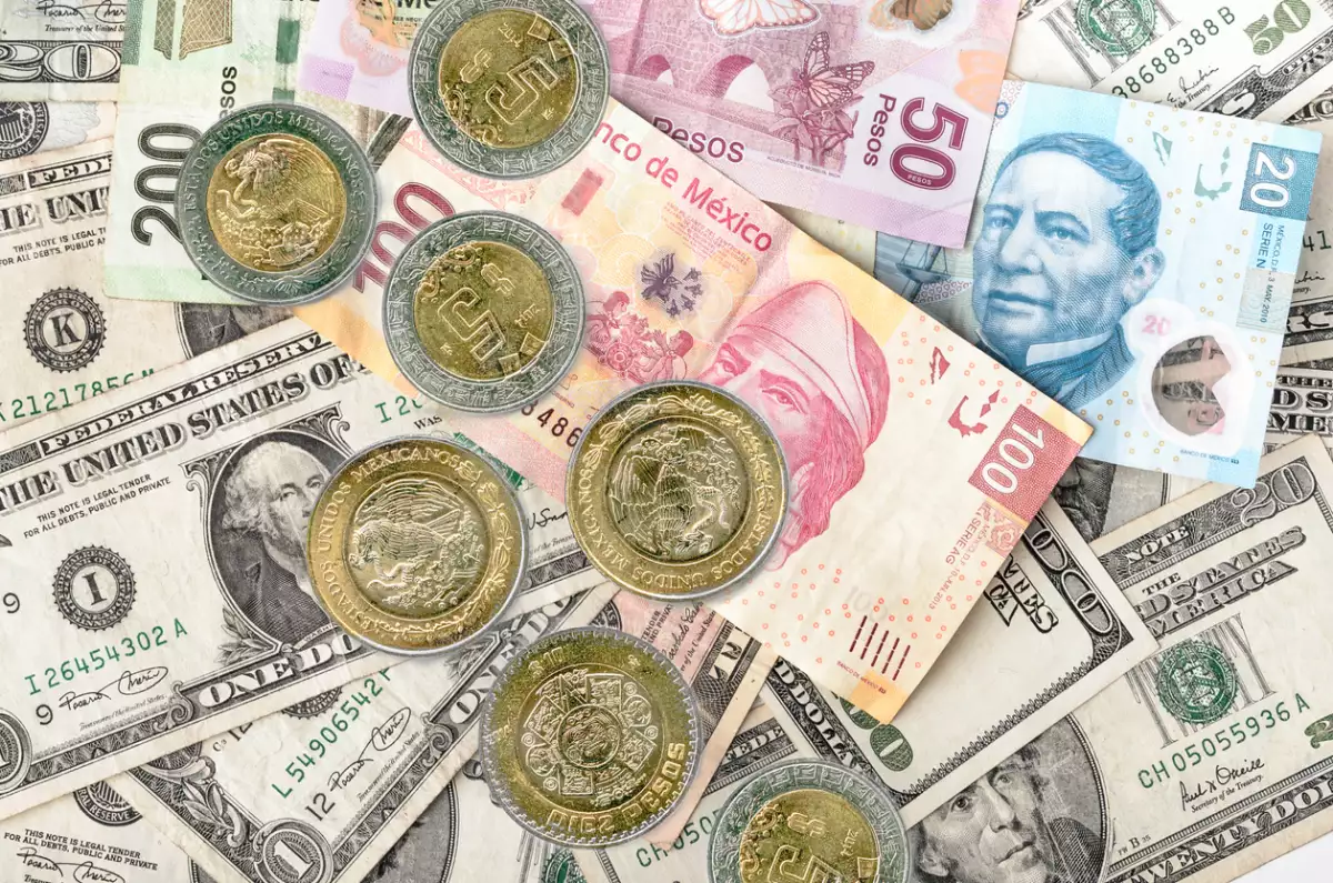 Dólar estadounidense y momenas y billetes mexicanos