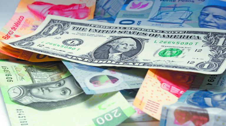 Billetes mexicanos y dolares de diferentes denominaciones