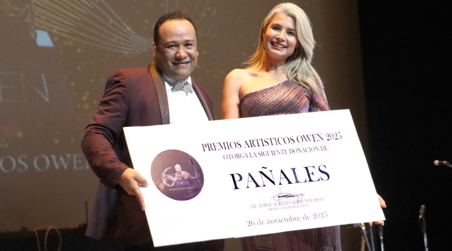 Jorge Alejo otorga donación de pañales para adulto mayor durante los Premios Owen