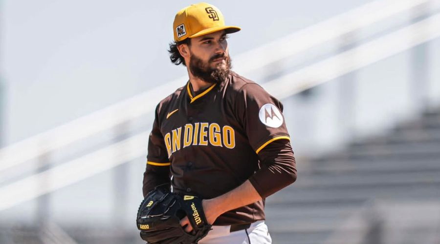 Jugador de beisbol con uniforme y gorra en colores tinto y amarillo