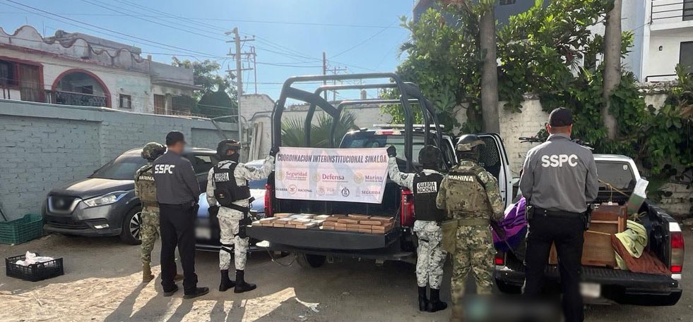 Vehículo en aparente estado abandonado con paquetes de fentanilo ne su interior