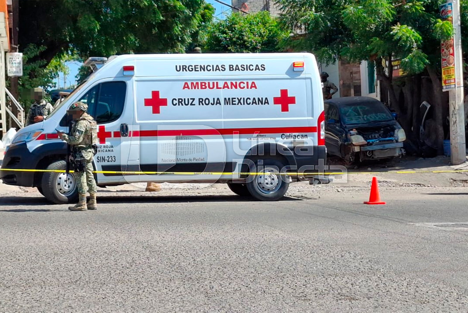 Elementos del Ejército Mexicano y paramédicos de la Cruz Roja Mexicana atienden el reporte de un ataque armado en Culiacán