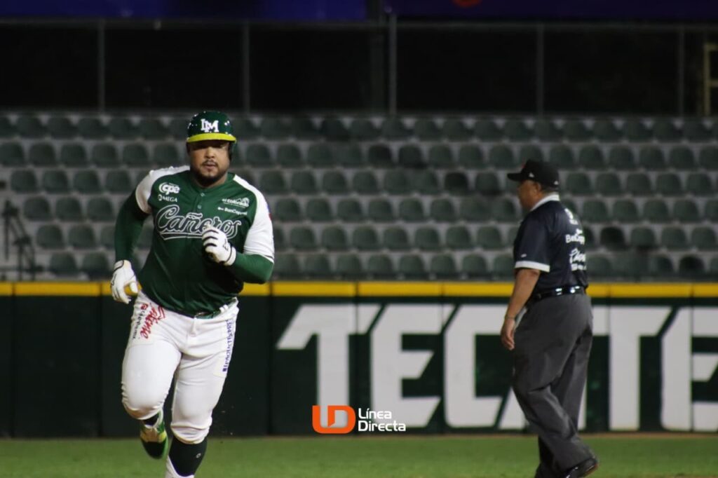 Yasmany Tomás por la tercera base del Chevron Park