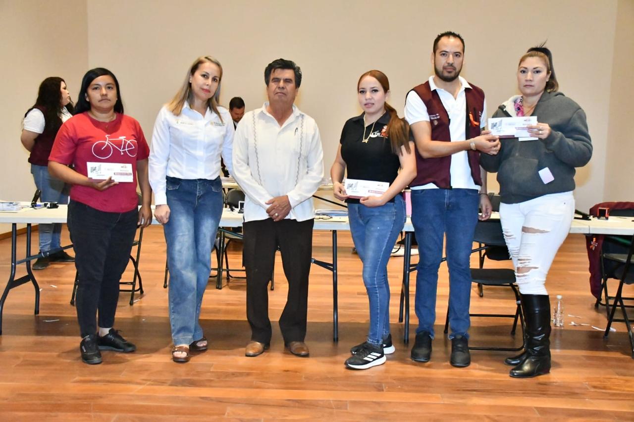 El alcalde Enrique Parra Melecio junto a beneficiarios de la tarjeta Rita Cetina posando para la foto