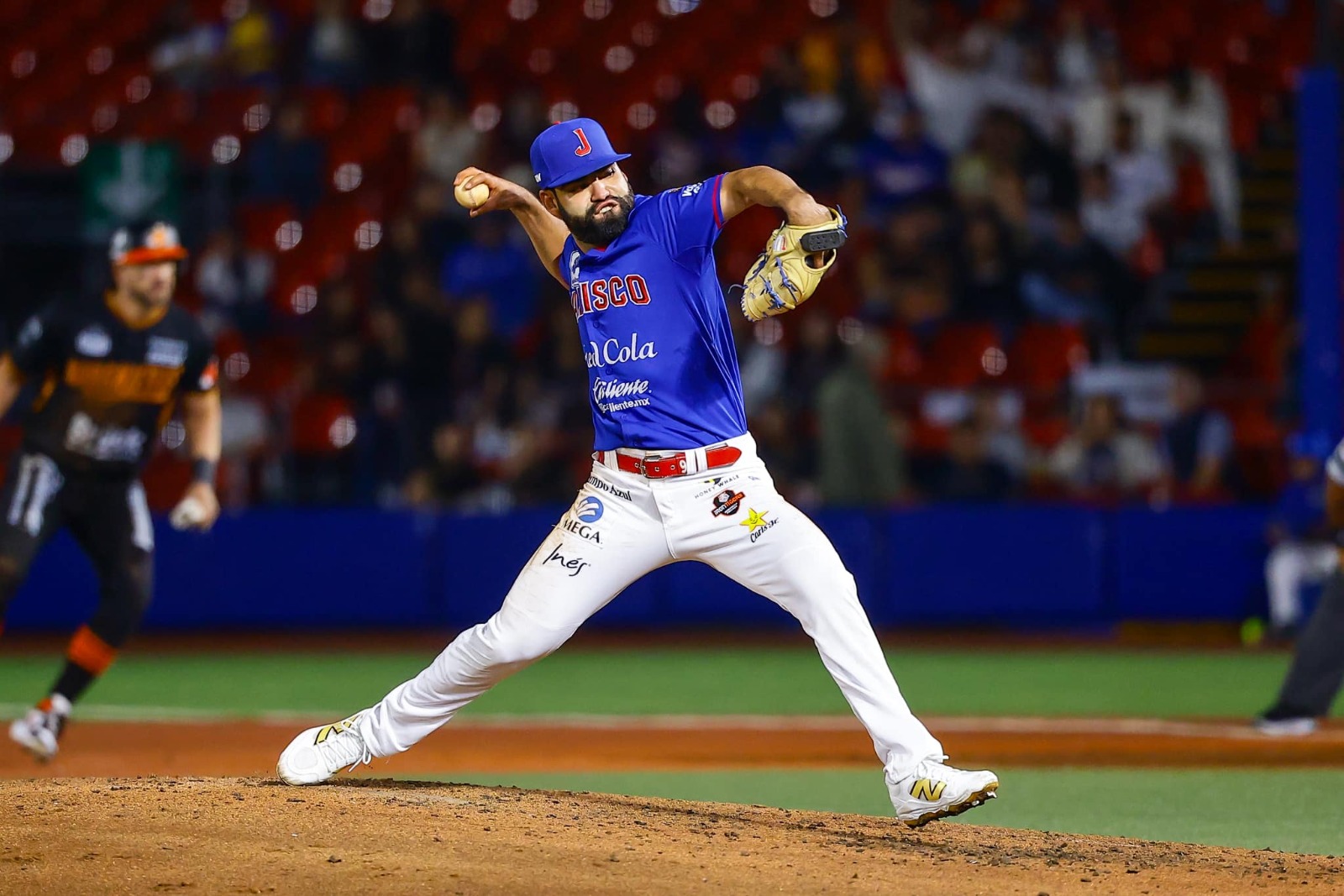 Jugador de Charros de Jalisco lanzando una pelota